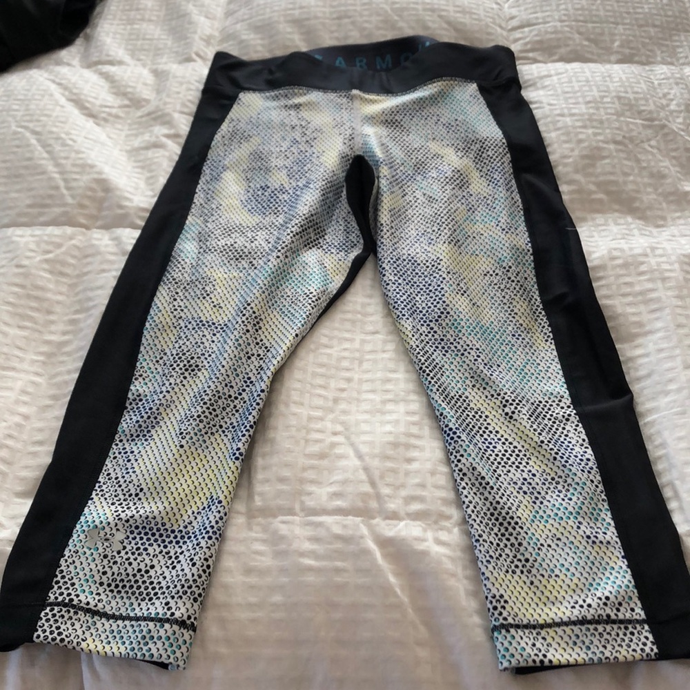 Under Armour Capri leggings! Multi color Lg New